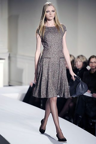 Vestido de corte clásico con brillo y largo por la rodilla