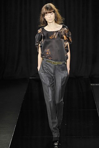 Look con pantalón y blusa estampada con fondo negro