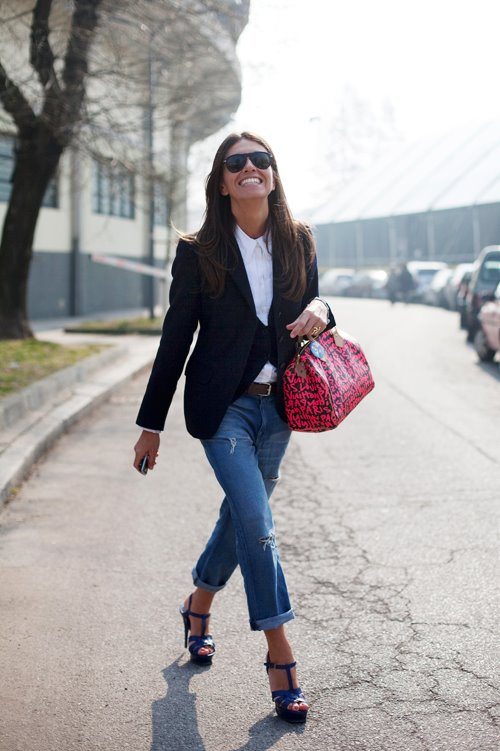 Look básico con bolso rojo