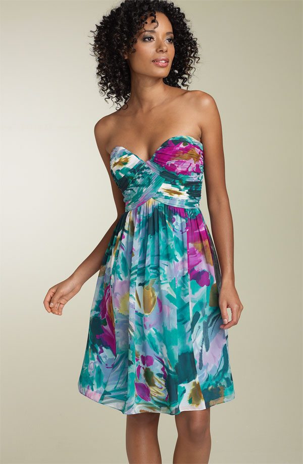 Vestido strapless que ayuda a resaltar un busto pequeño