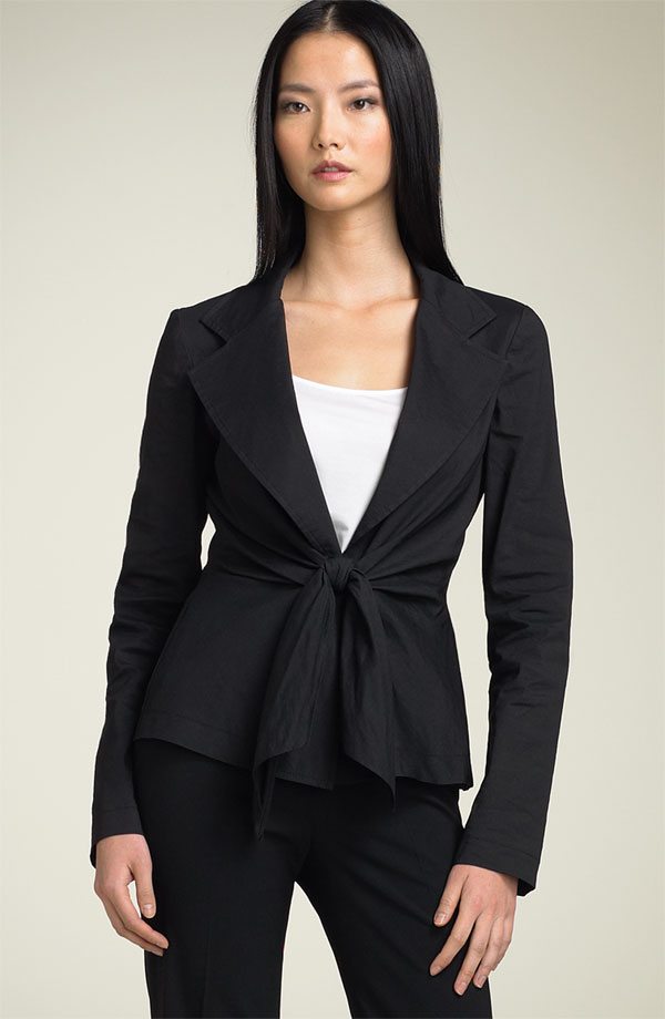 Saco de DKNY con un sólo botón a la altura de la cintura
