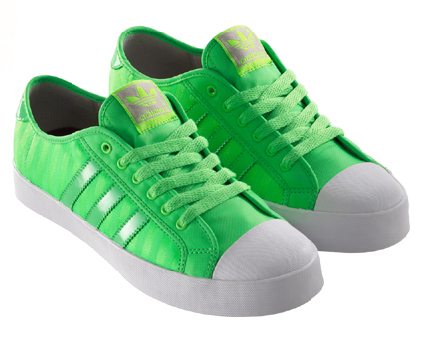Modelo Adria Vintage. Unos tenis retro en verde con puntera blanca