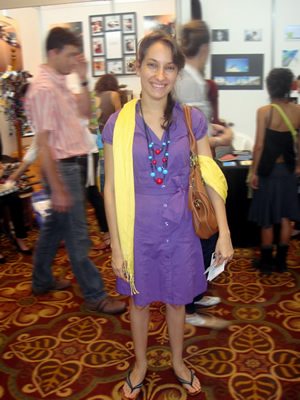 Vestido en morado con bufanda amarilla... Linda combinación de colores!