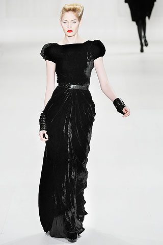 Vestido negro de Elie Saab con énfasis en los hombros