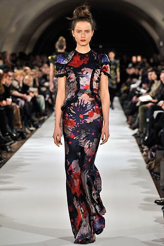 Vestido largo estampado de Erdem en énfasis en los hombros