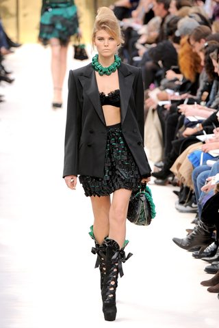 conjunto sexy de Louis Vuitton con falda corta, chaqueta y sostén a la vista