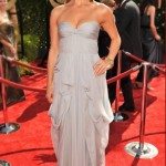 Kate Walsh con un hermoso vestido sin tirantes en color plata pálido