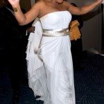 Queen Latifah luciendo un hermoso vestido blanco strapless con cinturón dorado