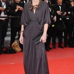 Kirstin Scott en un vestido drapeado en color gris humo de Lanvin
