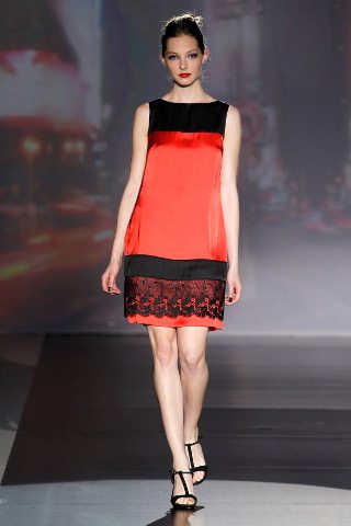 Vestido lineal que combina los colores negro y mandarina en diferentes bloques