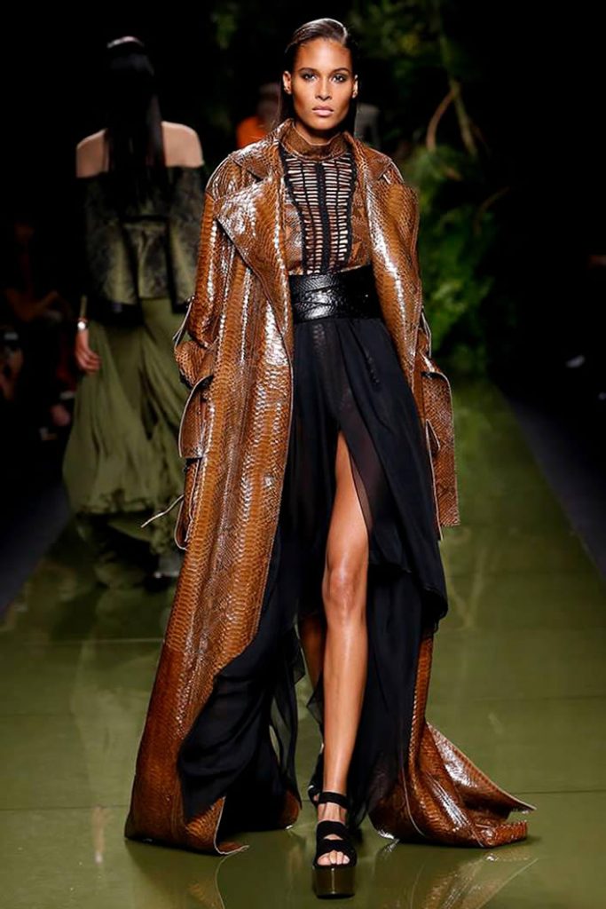 Combinar los colores negro y café - Pasarela Balmain