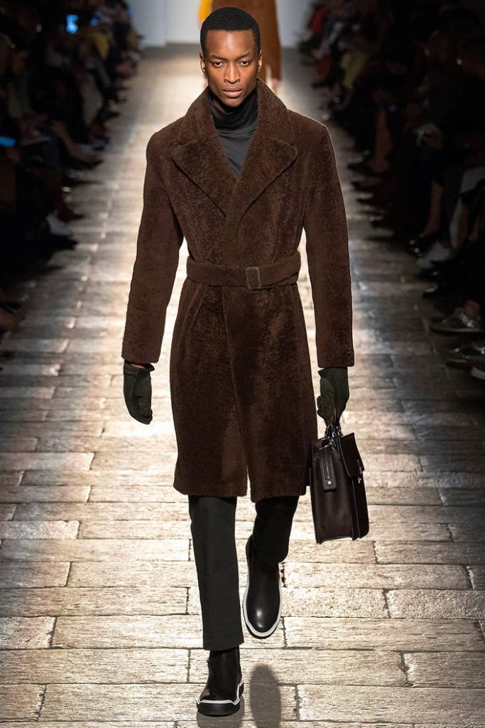 Combinar los colores negro y café - Pasarela Bottega Veneta