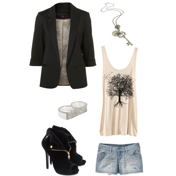 blazer negro con shorts de mezcilla y botines