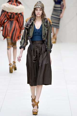 falda-midi-Burberry-Prorsum-en-resumen-de-tendencias-que-continúan-en-primavera-verano-en-blog-de-moda