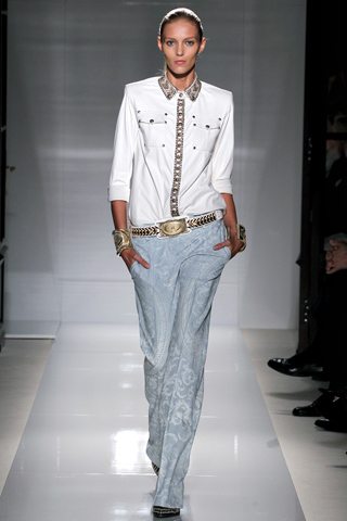 blusas completamente abotonadas - pasarela Balmain