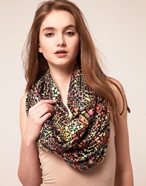 Pañuelo con un estampado muy colorido y apto para un look juvenil