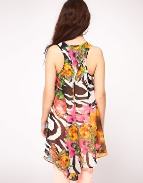 blusa-con-parte-trasera-mas-larga-para-disimular-trasero-plano
