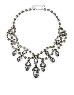 Collar llamativo tipo babero con pedrería