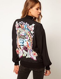 "Bomber jacket" con estampado llamativo en la espalda