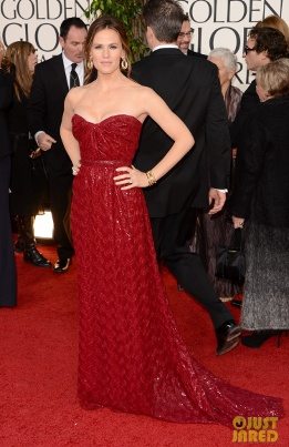 Jennifer Garner en un vestido rojo oscuro en la alfombra roja de los "Golden Globes" 2013