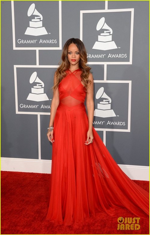 Rihanna en la alfombra roja de los premios Grammy 2013