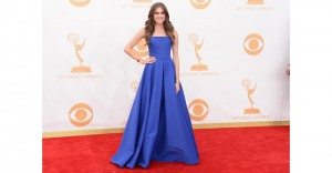 Allison Williams en un vestido azul de Ralph Lauren