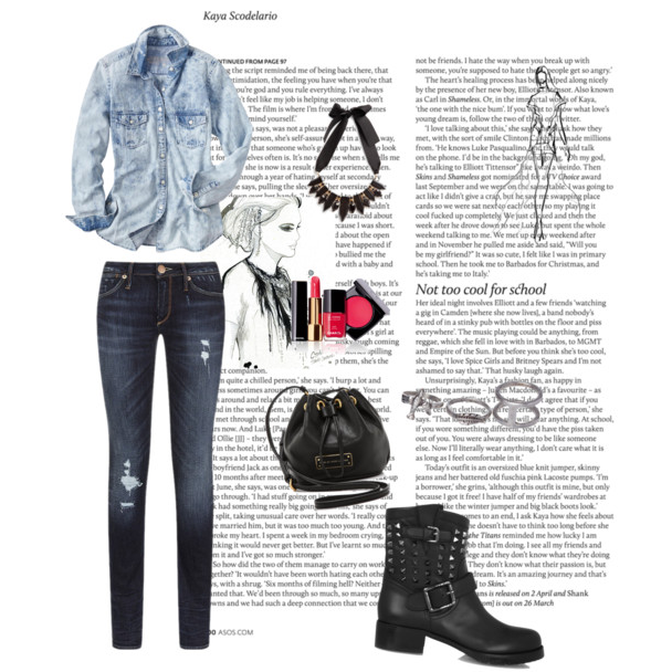 Doble denim con botas de motociclista