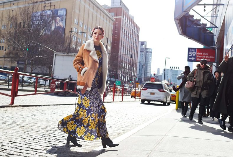 Look con maxivestido y chaqueta