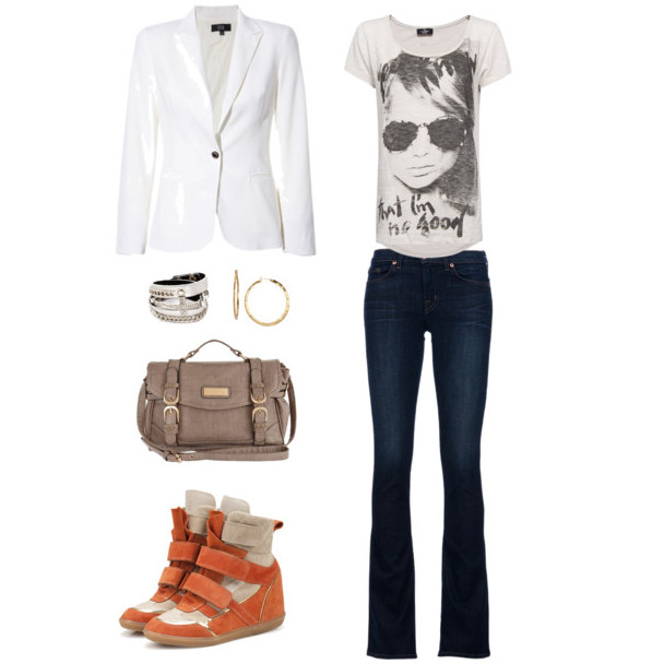 blazer blanco en look sport con zapatillas tenis y camiseta