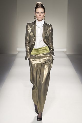 Ejemplo de diseño de Moschino con la tendencia "metálico" -otoño/invierno 2011-